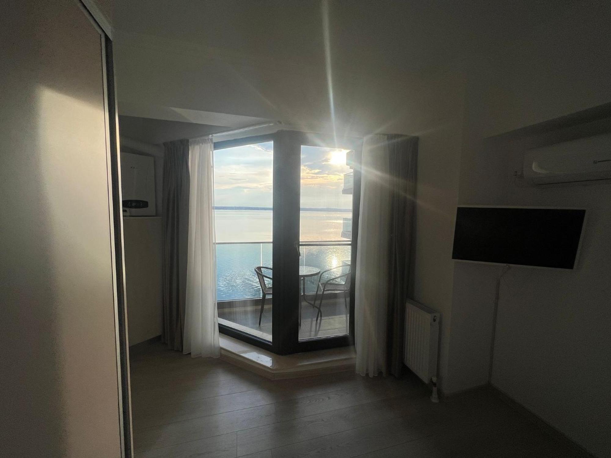 Kitty Studio Sunset Lake Apartment Mamaia Luaran gambar