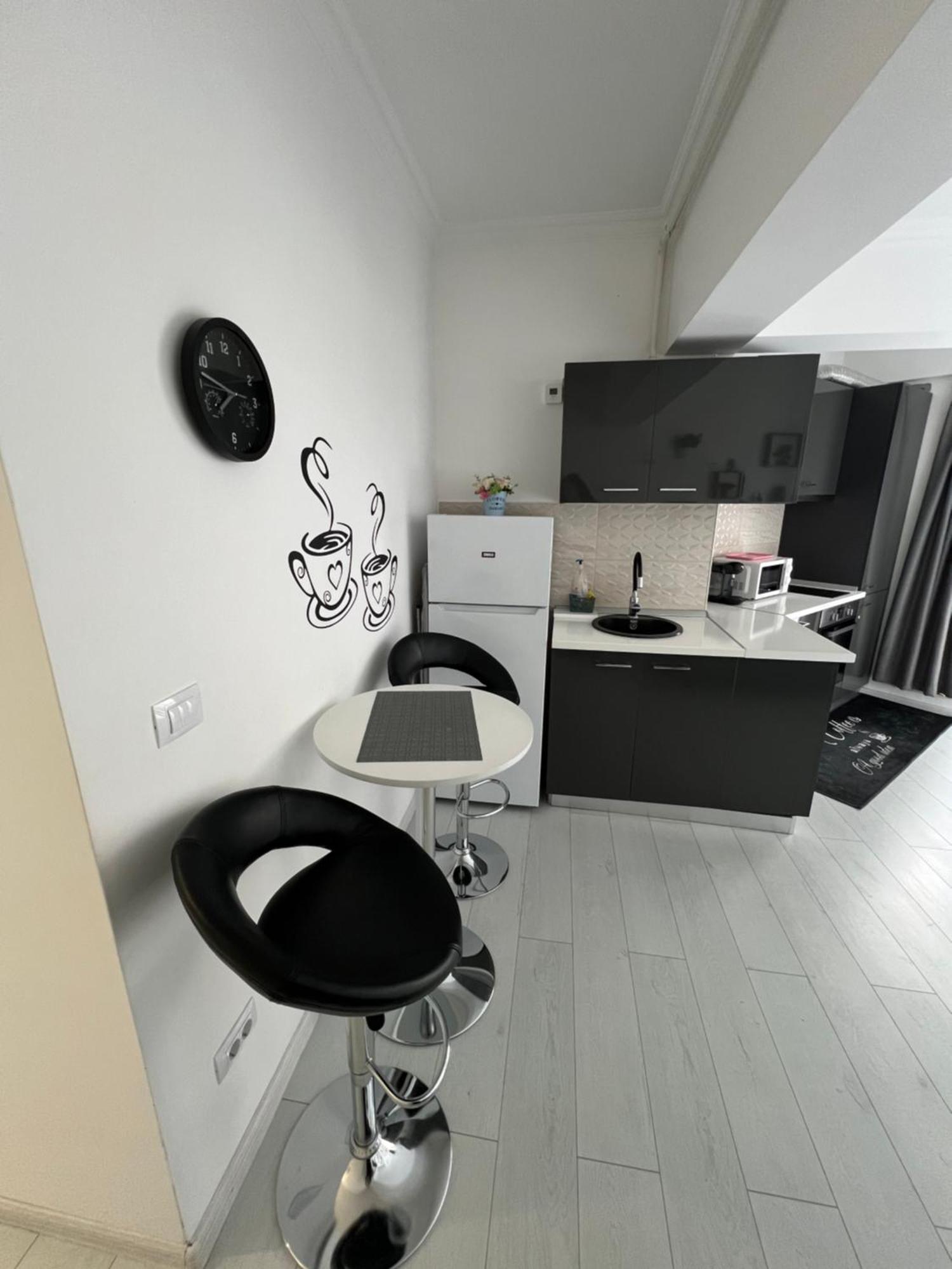 Kitty Studio Sunset Lake Apartment Mamaia Luaran gambar