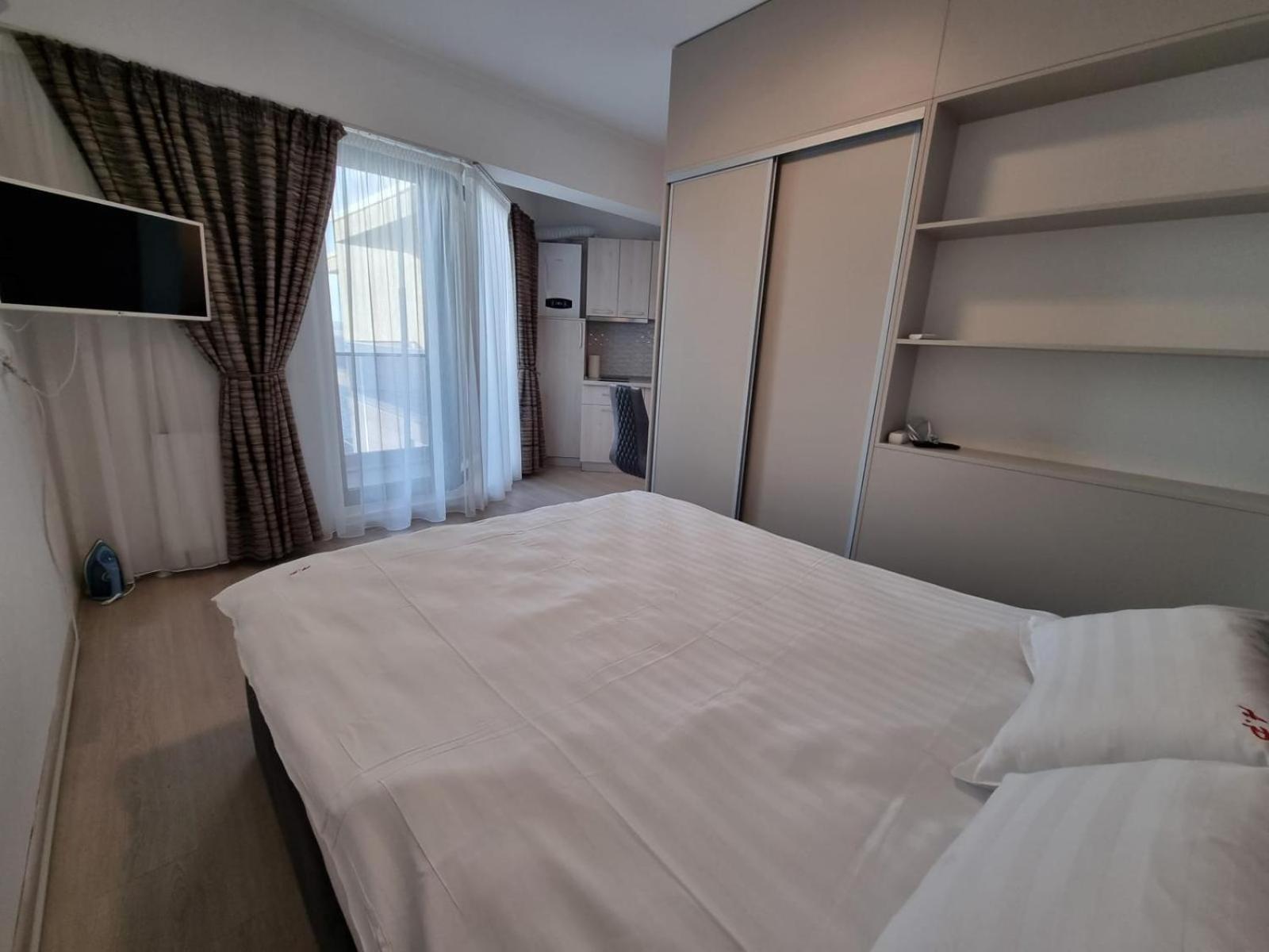 Kitty Studio Sunset Lake Apartment Mamaia Luaran gambar